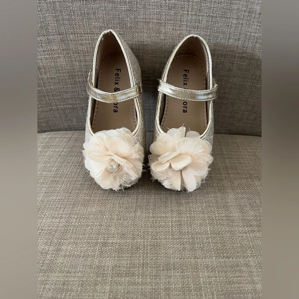 Flora Felix & Glitter Gold Girls' Mary Jane Dress Shoes with Flower